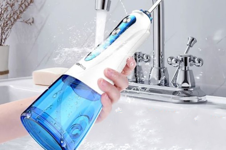 H2OFloss HF-9P có bình chứa 300 ml, 5 chế độ áp lực và bộ đầu tăm đa dạng