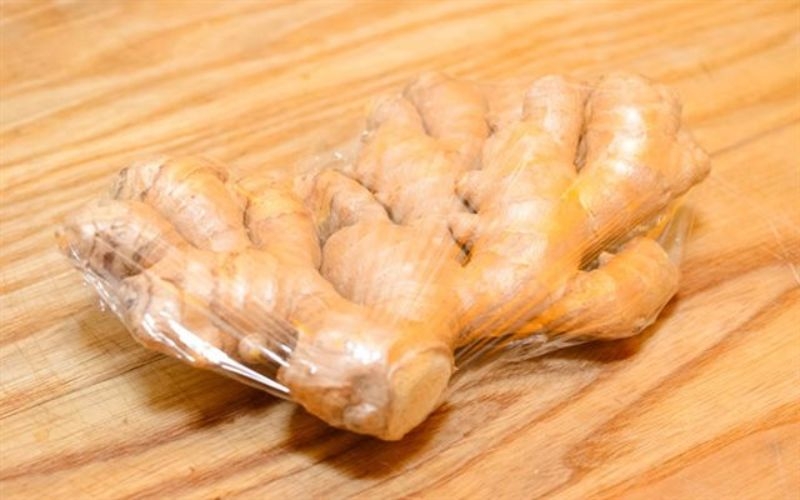 Bảo quản gừng tươi bằng rượu trắng và màng bọc thực phẩm