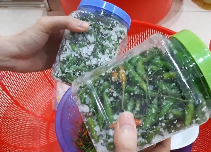 Mẹo bảo quản ớt tươi lâu dài với muối