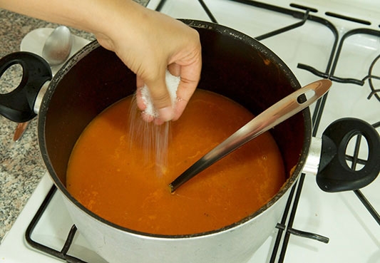 mẹo chữa canh bị mặn
