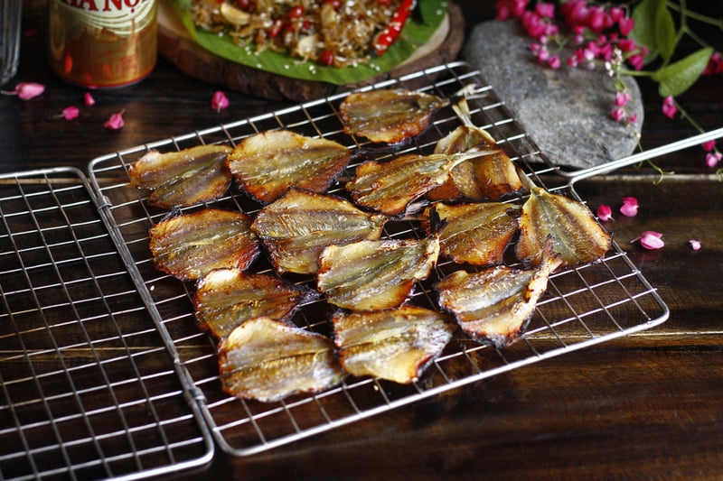 Mẹo nướng và chiên cá chỉ vàng khô ảnh 2