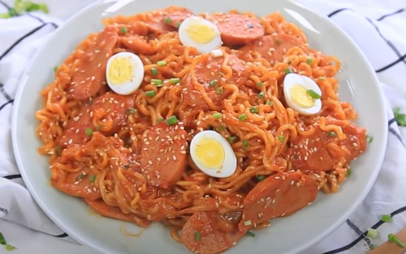 Mì xào xúc xích phô mai