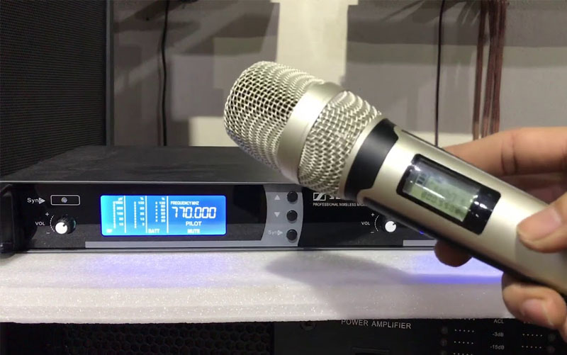 Micro karaoke bị hú 1