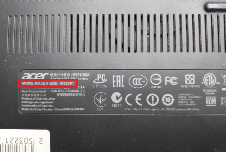 model thường nằm ở mặt đáy máy hoặc dưới khu vực bàn phím