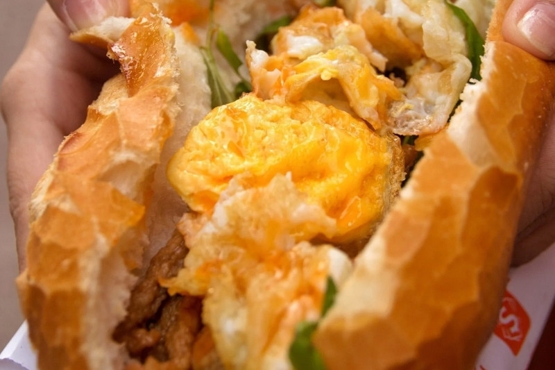 Một ổ bánh mì trứng bao nhiêu calo 2