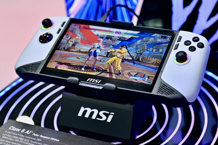 MSI Claw A8 AI+ ra mắt: Máy chơi game cầm tay chạy Intel lẫn AMD, màn hình 8 inch 120Hz
