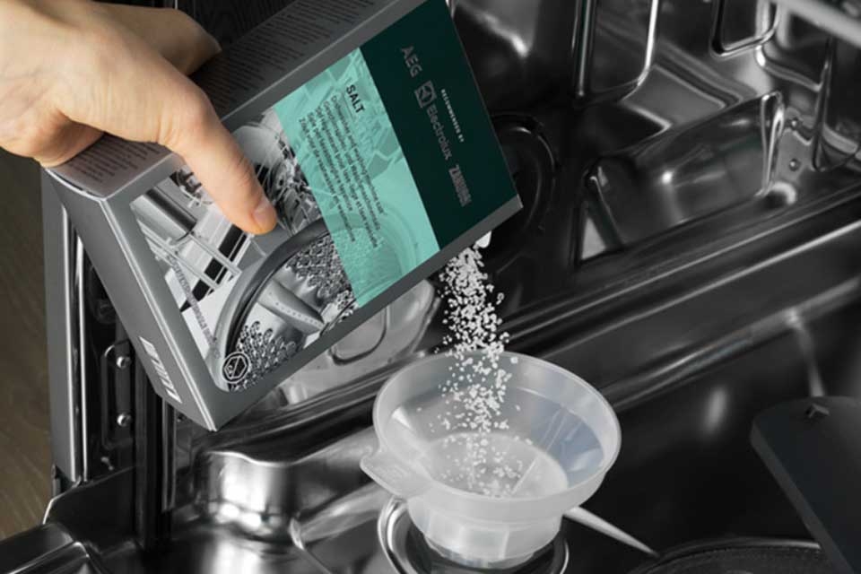 Mua muối cho máy rửa bát ở đâu để tránh nhầm muối ăn và bảo vệ máy tốt hơn?