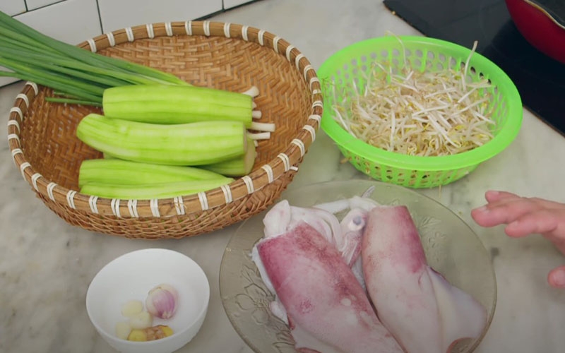 Hướng dẫn cách làm mực xào mướp​ cực đơn giản  (hình 1)