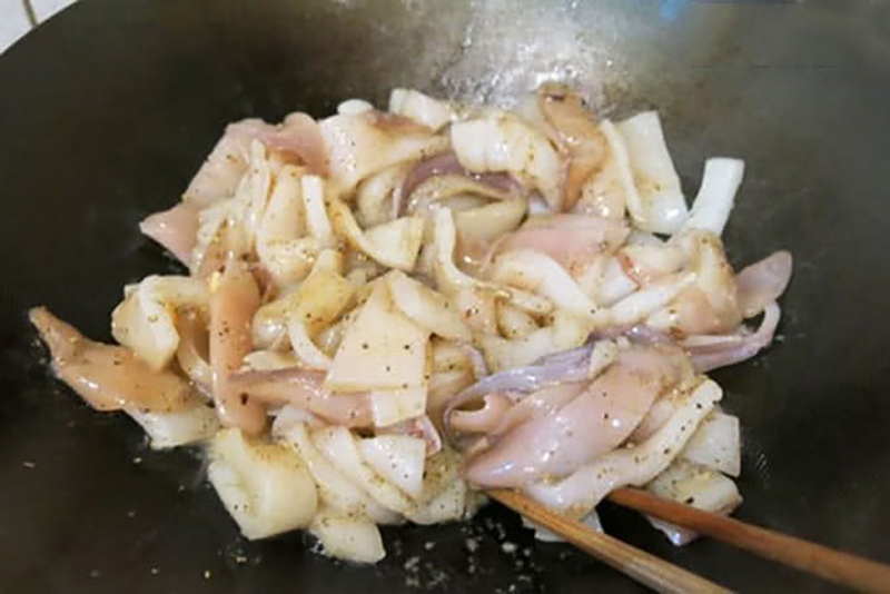 Cách làm mực xào su hào (hình 10)