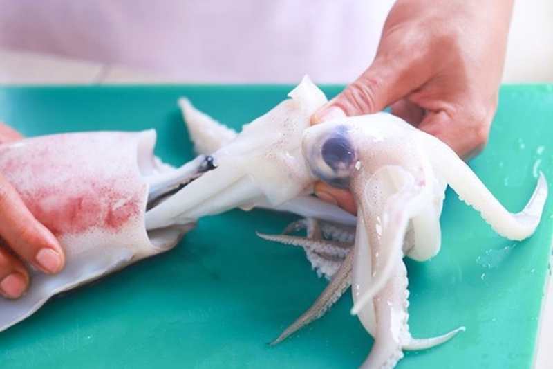 Cách làm mực xào su hào (hình 6)
