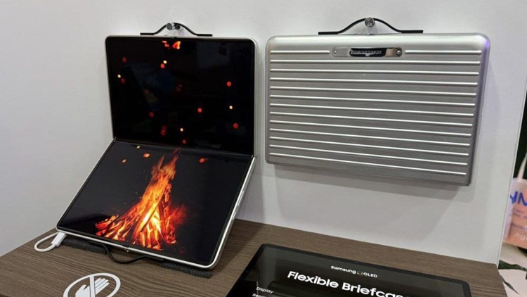 MWC 2025: Samsung trình làng concept laptop gập "Flexible Briefcase"