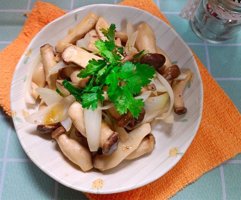Nấm đùi gà xào hành tây hình 4