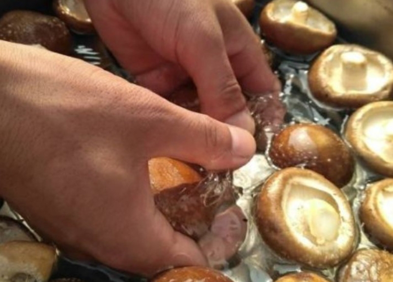 cách làm nấm mỡ xào muối tiêu (hình 4)