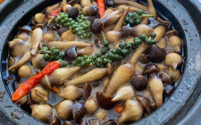 Nấm mối đen kho tiêu