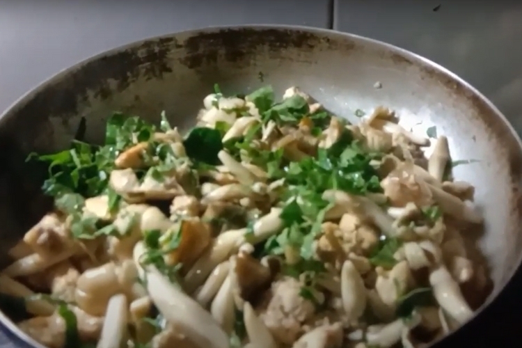 nấm mối xào thịt gà (4).jpg