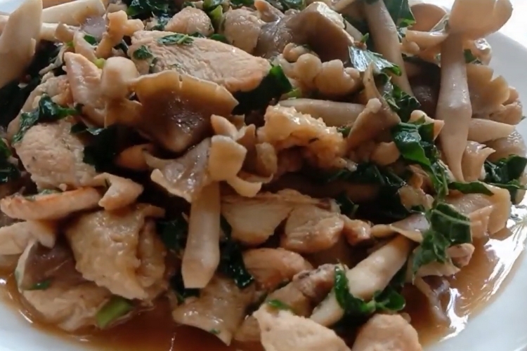 nấm mối xào thịt gà (5).jpg