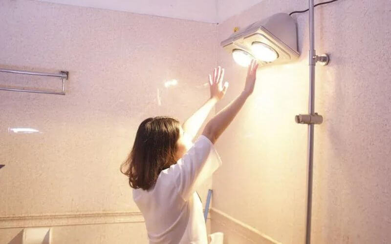 N&ecirc;n mua đ&egrave;n sưởi nh&agrave; tắm 2 hay 3 b&oacute;ng - h&igrave;nh 4