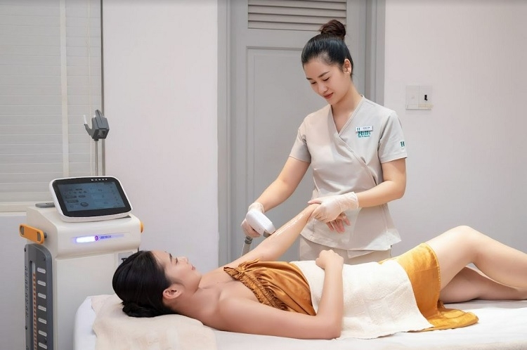 Nên mua máy triệt lông hay đi spa? (Hình 3)