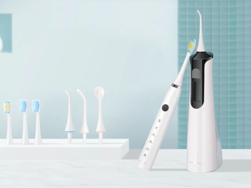 Nên mua tăm nước hay bàn chải điện