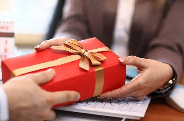 Nên tặng quà Tết gì cho sếp? - hình 1