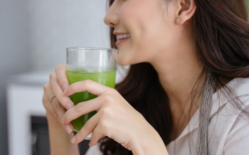 Nên uống nước ép sau bữa tối