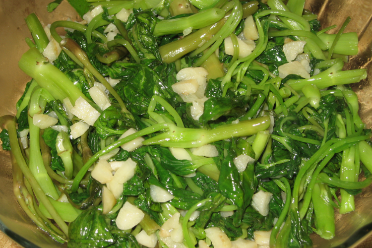 Nên vặn, ngắt hay thái rau muống khi nấu? Cách làm đúng để rau xanh, giòn và ngon hơn