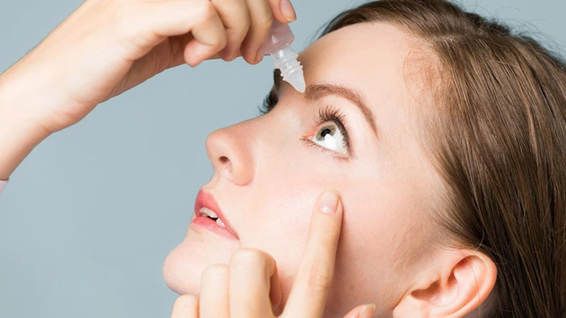 Chớp mắt thường xuyên và cấp ẩm cho mắt