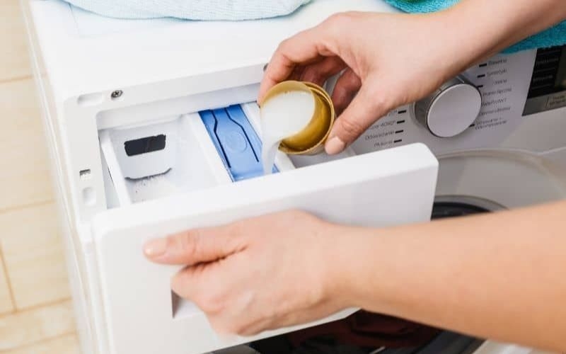Lưu ý khi cho nước xả vào máy giặt LG cửa trước