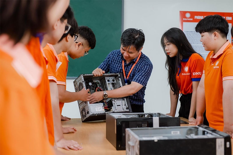 Ngành bán dẫn hình 3