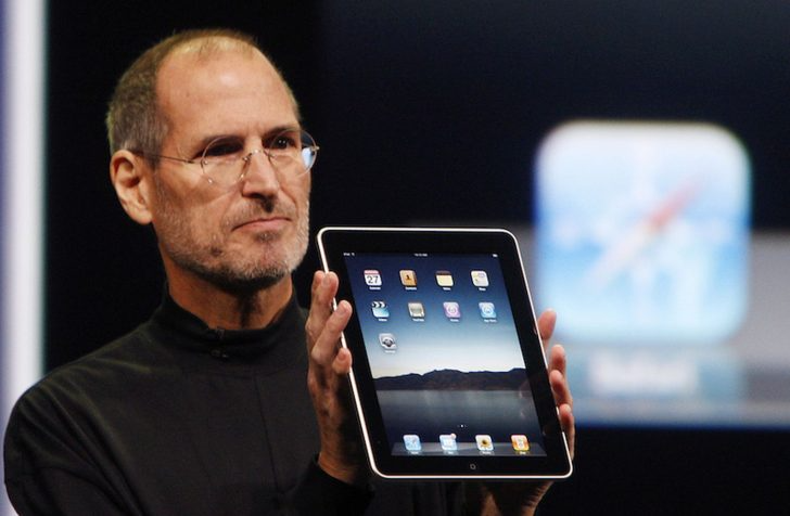ra mắt chiếc máy tính bảng iPad đầu tiên