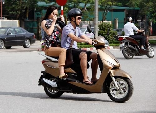 người ngồi sau không đội mũ bảo hiểm hình 2