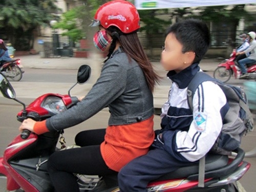 người ngồi sau không đội mũ bảo hiểm hình 3