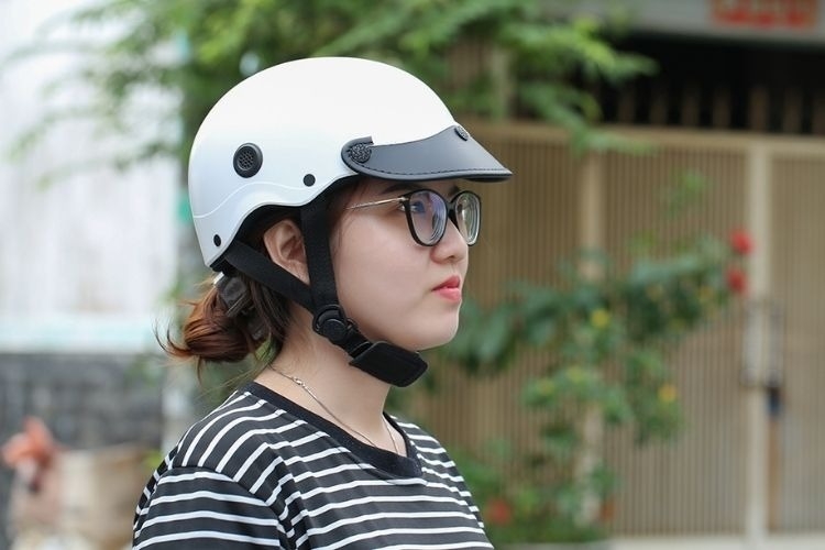 người ngồi sau không đội mũ bảo hiểm hình 6