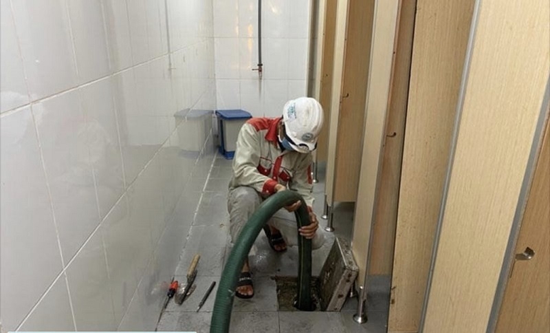 Nhà vệ sinh bị hôi 6