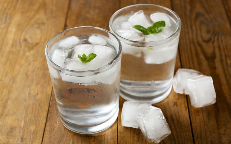 Những điều cần tránh mùa nắng nóng - Tránh uống nước lạnh