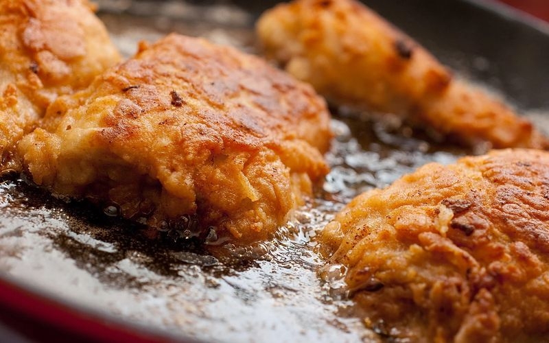 Tránh ăn thức ăn chiên rán nhiều dầu mỡ vào mùa nắng nóng