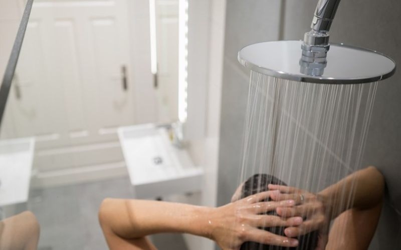 Tránh tắm ngay sau khi đi nắng về và tắm đêm