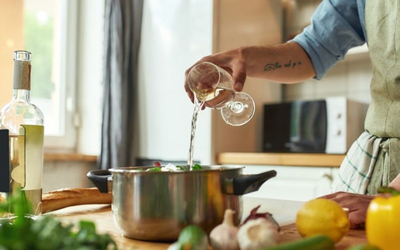 những thực phẩm không nên cho vào nồi nấu chậm - rượu