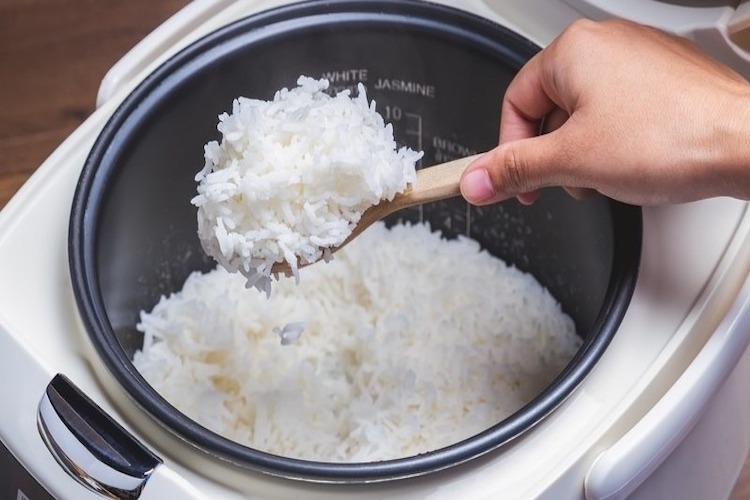 Khắc phục nhanh tình trạng nồi cơm điện tử Toshiba nấu cơm bị sống tại nhà