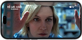 iPhone 18 Pro, chế độ ngang, hiển thị hình ảnh cận cảnh một người phụ nữ đang nhìn ra ngoài qua cửa sổ. Tiêu đề phim: Kẻ Lạc Loài