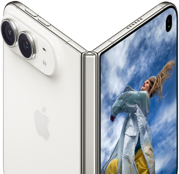 iPhone Duo, mở một phần như cuốn sách với cơ chế bản lề ở giữa, vỏ ngoài mặt sau bên trái có logo Apple và camera kép, màn hình ngoài bên phải hiển thị ảnh chân dung của một người có mái tóc vàng