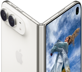 iPhone Duo, mở một phần như cuốn sách với cơ chế bản lề ở giữa, vỏ ngoài mặt sau bên trái có logo Apple và camera kép, màn hình ngoài bên phải hiển thị ảnh chân dung của một người có mái tóc vàng