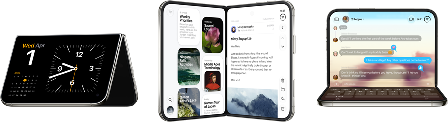 Ba phiên bản iPhone Duo đặt cạnh nhau, được gập theo dáng khác nhau: iPhone Duo bên trái được dựng thẳng trên chính cạnh máy theo hình chữ V ngược, màn hình hiển thị chế độ Chờ với ứng dụng Đồng Hồ, iPhone Duo ở giữa đứng thẳng theo hình chữ V ở chế độ Chờ với ứng dụng Siri ở bên trái và ứng dụng Tin Nhắn ở bên phải, iPhone Duo bên phải được mở ra, dựa trên khung vỏ phía dưới, ứng dụng Fitness+ hướng về phía trước