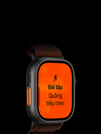 Apple Watch Ultra 4, vỏ titan, màu đen, bài tập Chạy Bộ, quãng tiếp theo, mặt ngoài bên trái, nút Tác Vụ màu cam, Dây Quấn Alpine