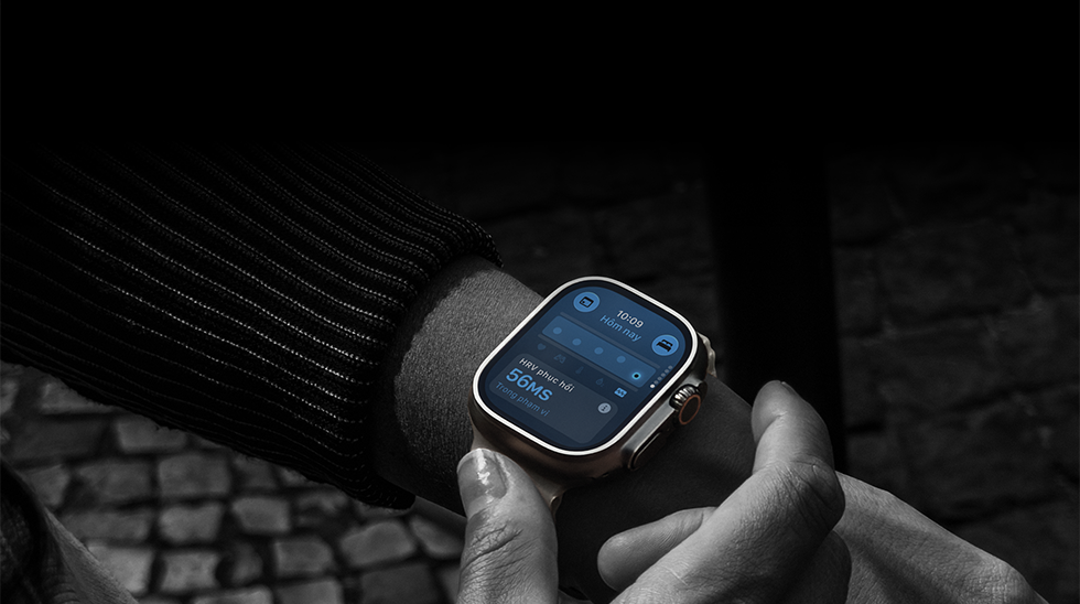 Một người đang đeo Apple Watch Ultra 4 trên cổ tay, chỉ số Sinh Hiệu Ban Ngày hơi lệch