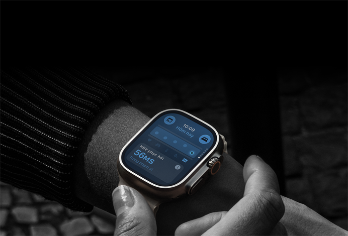Một người đang đeo Apple Watch Ultra 4 trên cổ tay, chỉ số Sinh Hiệu Ban Ngày hơi lệch