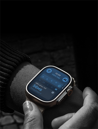 Một người đang đeo Apple Watch Ultra 4 trên cổ tay, chỉ số Sinh Hiệu Ban Ngày hơi lệch