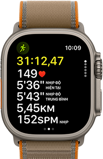 Apple Watch Ultra 4, vỏ titan, màu tự nhiên, chỉ số nâng cao của bài tập Chạy Bộ Ngoài Trời, mặt ngoài bên phải, Digital Crown, nút sườn nhô lên, Dây Quấn Trail, màu be cát