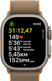 Apple Watch Ultra 4, vỏ titan, màu tự nhiên, chỉ số nâng cao của bài tập Chạy Bộ Ngoài Trời, mặt ngoài bên phải, Digital Crown, nút sườn nhô lên, Dây Quấn Trail, màu be cát