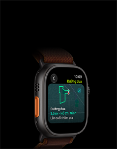 Apple Watch Ultra 4, vỏ titan, màu đen, tính năng Đường Đua với bản đồ lộ trình chạy bộ, mặt ngoài bên trái, nút Tác Vụ, Dây Quấn Alpine, màu đỏ burgundy